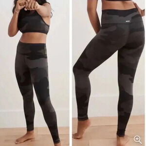 Aerie Chill Play Move Camo Leggings Size M